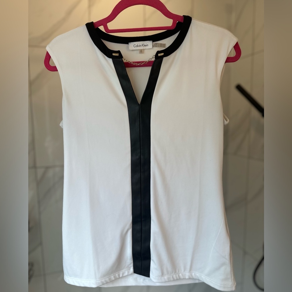 **Elegant Calvin Klein Sleeveless Blouse – Size S**